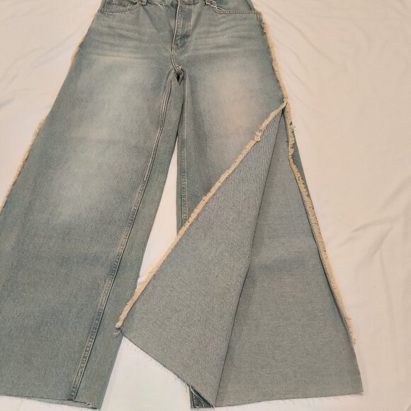 Bershka NWT Frayed Hem Light Blue Jeans 100% Cotton Size 4 - Picture 2 of 8